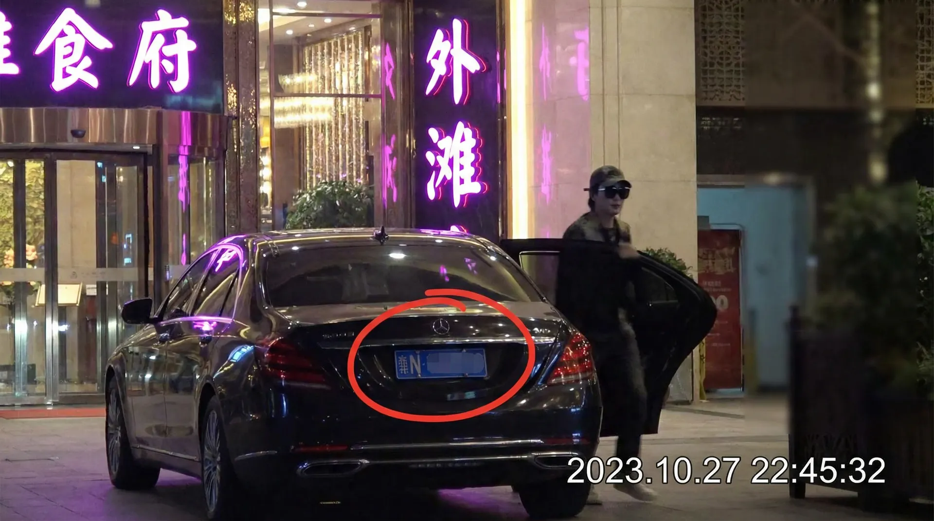 17c最新域名 - 豪车餐厅外被拍
